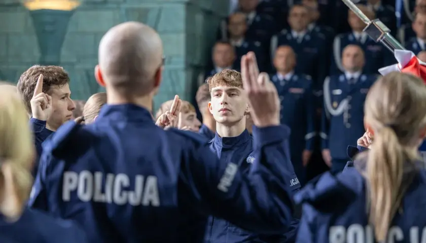 Młodzi policjanci składają ślubowanie. Chcesz wiedzieć, wto policja jak się dostać?