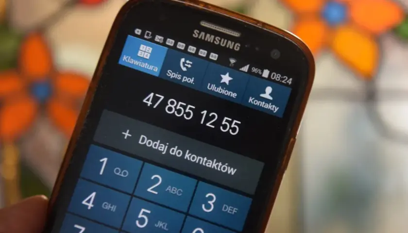 Czy policja może namierzyć telefon po numerze telefonu? Na ekranie Samsunga widoczny jest numer 47 855 12 55.