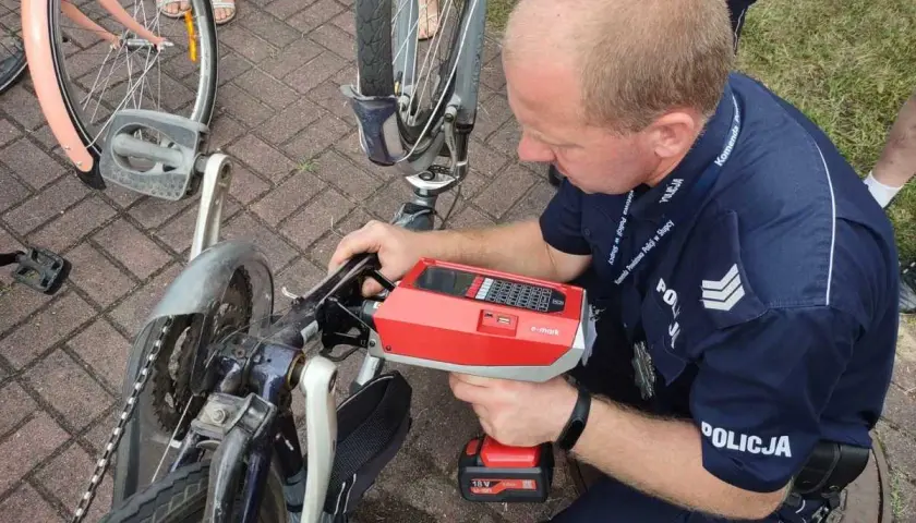 Policjant znakuje rower, by zapobiec kradzieżom. Dowiedz się, ile kosztuje oznakowanie roweru na policji i jak to działa.