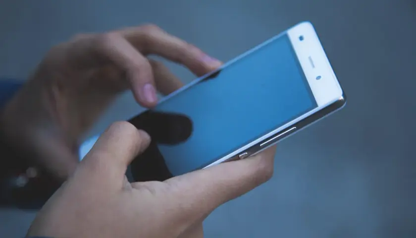 Jak skutecznie sprawdzić czy telefon jest na podsłuchu przez policję - poradnik