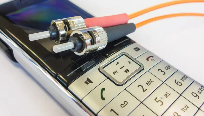 Dwa złącza światłowodowe na klawiaturze telefonu komórkowego.