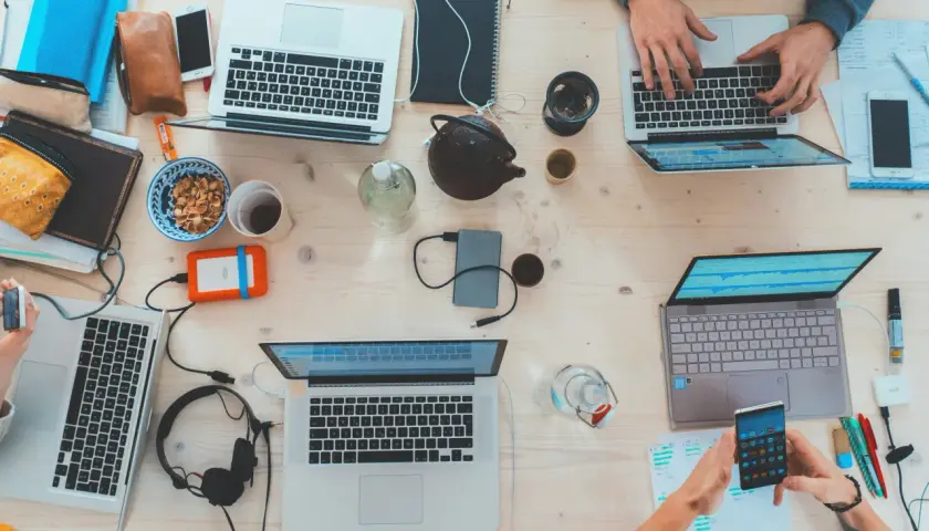 Co jeśli technologia nie czyni nas mądrzejszymi, tylko szybszymi w byciu zdezorientowanymi?