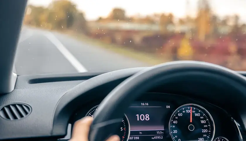 Prędkościomierz pokazuje 108 km/h. Uważaj na taryfikator mandatów 2026, bo przekroczenie prędkości może być kosztowne.