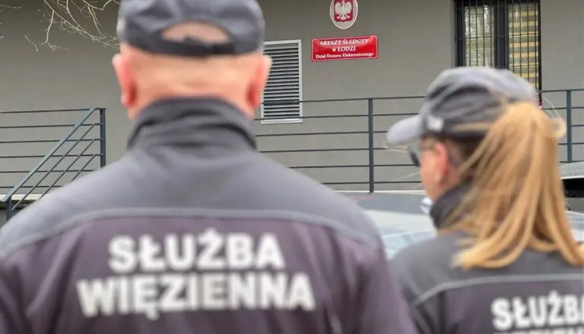 Służba Więzienna przed aresztem śledczym w Łodzi. Dział Dozoru Elektronicznego pilnuje porządku.