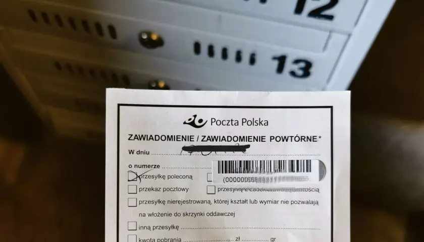 Awizo z policji jak wygląda? To formularz Poczty Polskiej z zaznaczoną przesyłką poleconą, czekający na odbiór.