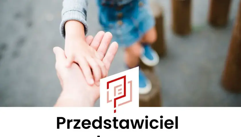 Dłoń dorosłego trzyma dłoń dziecka, symbolizując opiekę i wsparcie. Przedstawiciel ustawowy czuwa nad bezpieczeństwem najmłodszych.