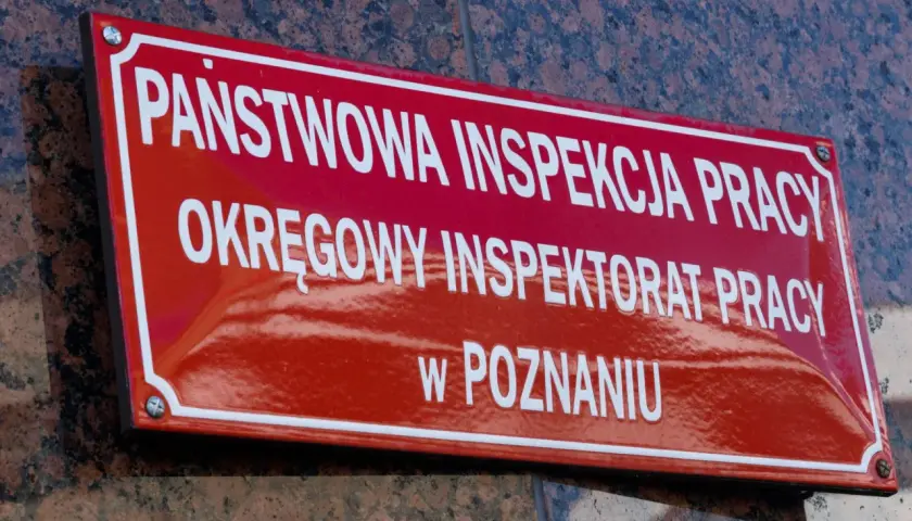 Tablica Państwowej Inspekcji Pracy w Poznaniu. To tutaj nadzór i kontrolę nad przestrzeganiem prawa pracy sprawuje instytucja dbająca o bezpieczeństwo pracowników.