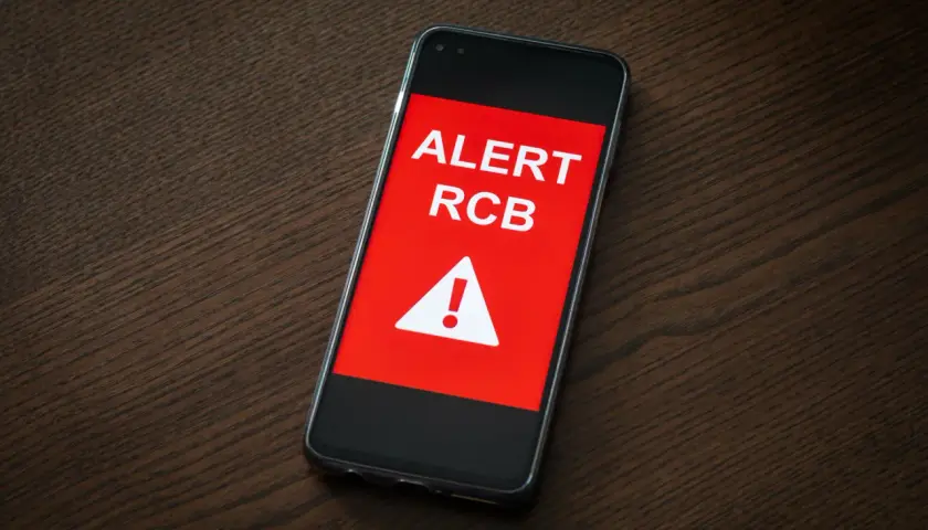 Telefon wyświetla komunikat "ALERT RCB" i symbol ostrzeżenia. To sygnał, że podniesiono stopnie alarmowe.