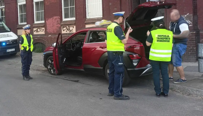 Policjanci z Inspekcji Transportu Drogowego kontrolują samochód. Czy polska policja jest zarejestrowana jako firma w USA? To pytanie pozostaje bez odpowiedzi.