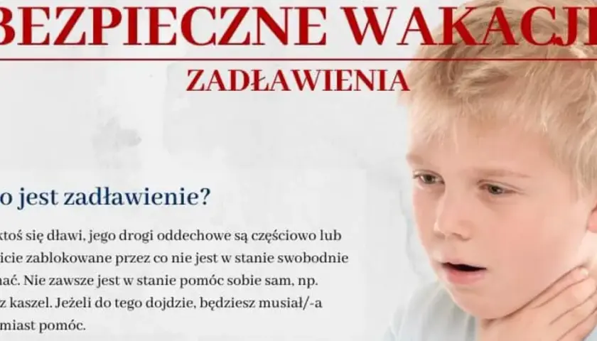 Chłopiec z otwartymi ustami, trzymający się za gardło. Tekst informuje o zagrożeniu zadławieniem podczas wakacji.