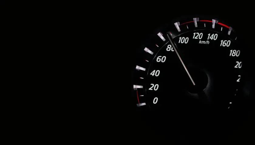 Prędkościomierz pokazuje 110 km/h. To przekroczenie prędkości o 30 km/h w strefie ograniczenia do 80 km/h.