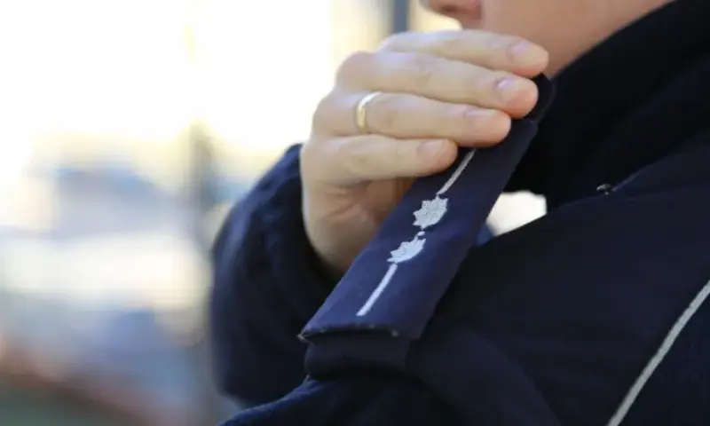 Jak zostać oficerem policji po studiach cywilnych: kompletna ścieżka kariery