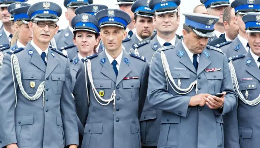 Ile zarabia oficer policji? Zaskakujące różnice w wynagrodzeniach