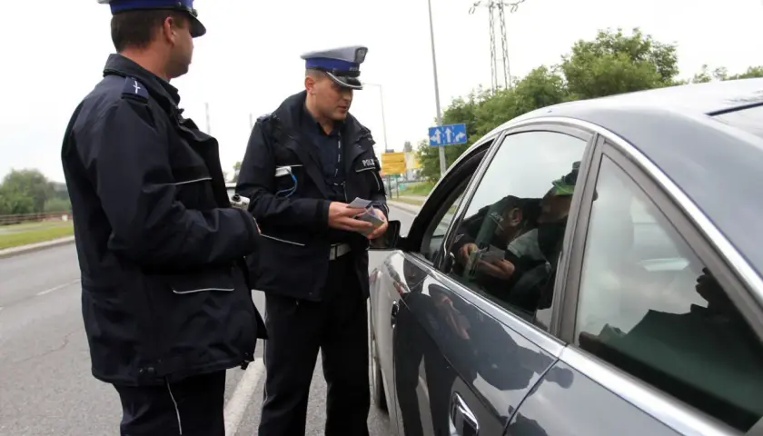 Kiedy policja może przeszukać auto bez nakazu - poznaj swoje prawa kierowcy