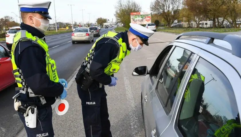 Czy policja może zatrzymać auto bez powodu: Poznaj swoje prawa na drodze