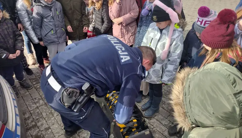 Białe czapki w policji: co oznaczają i jakie funkcje pełnią na drogach