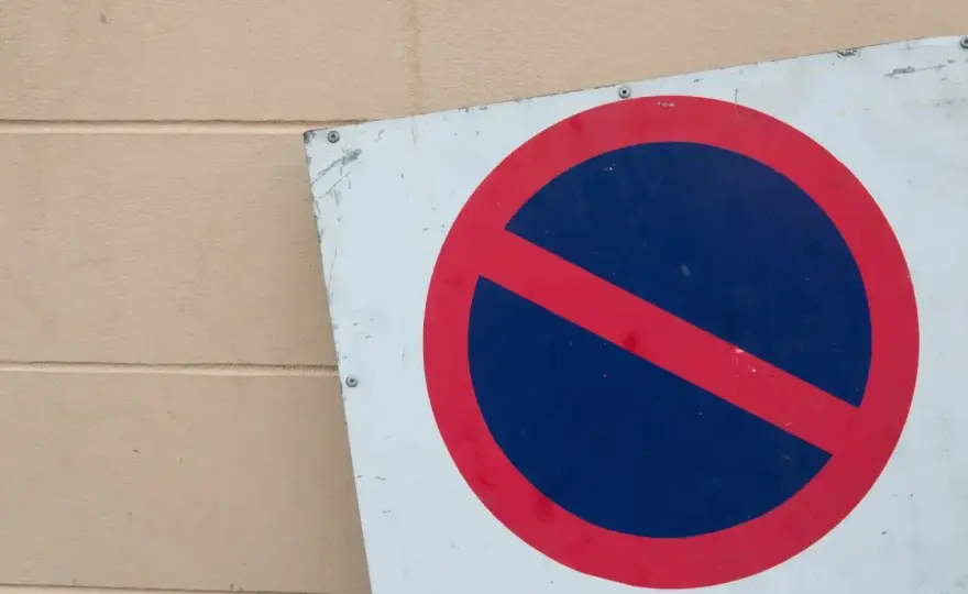 Zakaz postoju (B-35) - Co wolno, a za co mandat?