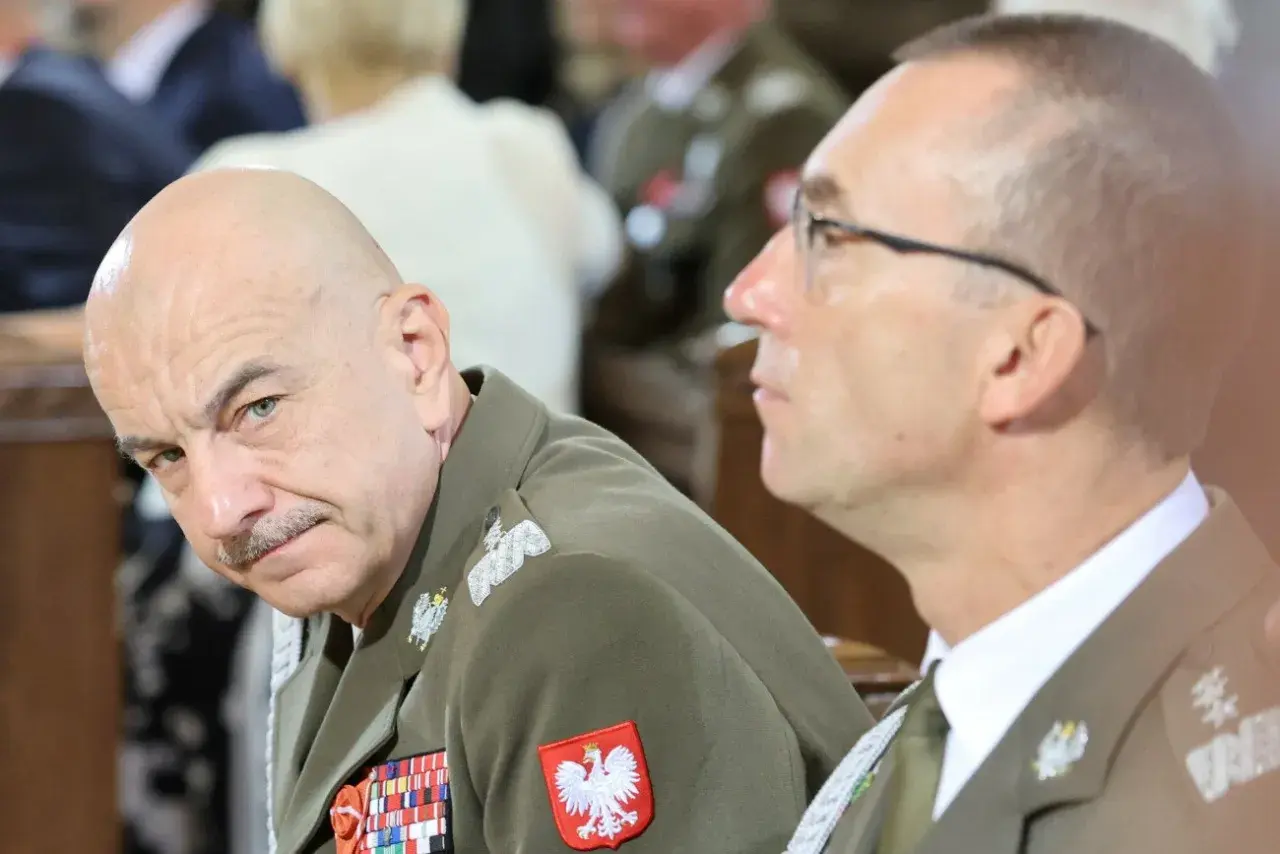Dowódca operacyjny rodzajów sił zbrojnych w mundurze z odznaczeniami i godłem Polski.