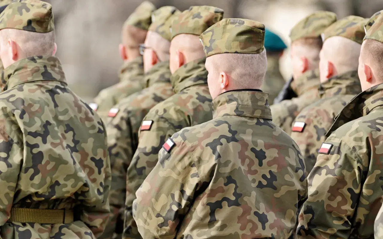 Żołnierze w mundurach polowych, gotowi do służby. To obraz dobrowolnej zasadniczej służby wojskowej.
