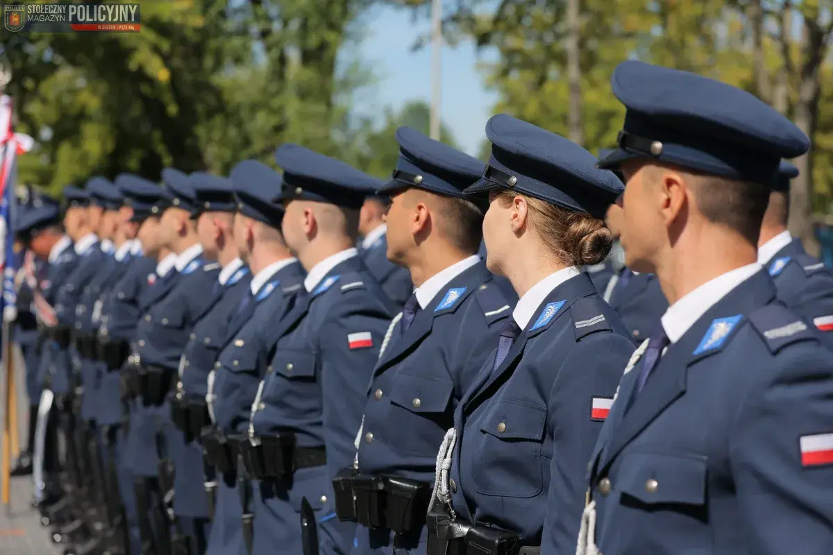 Policjanci w mundurach stoją w szeregu. Marzysz, jak zostać detektywem w policji? To wymaga determinacji i szkolenia.