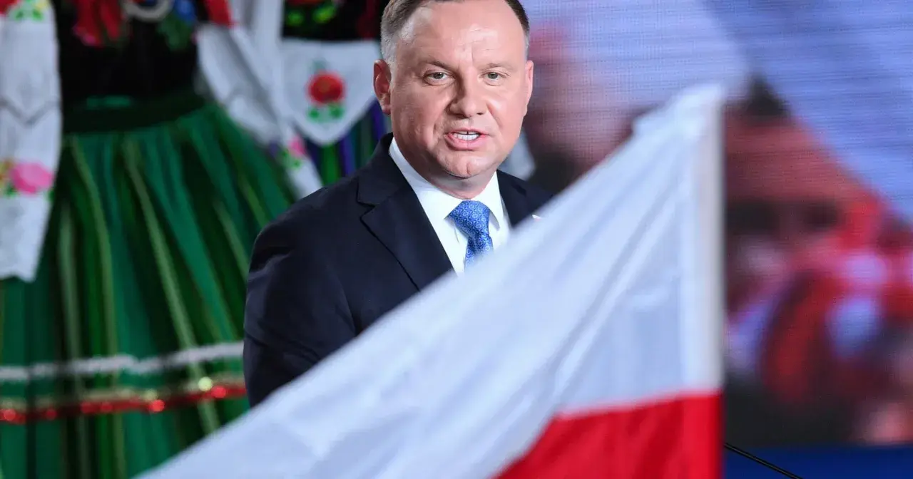 Prezydent Andrzej Duda z polską flagą, w tle ludowy strój. Może to symbolizować ułaskawienie i dumę narodową.