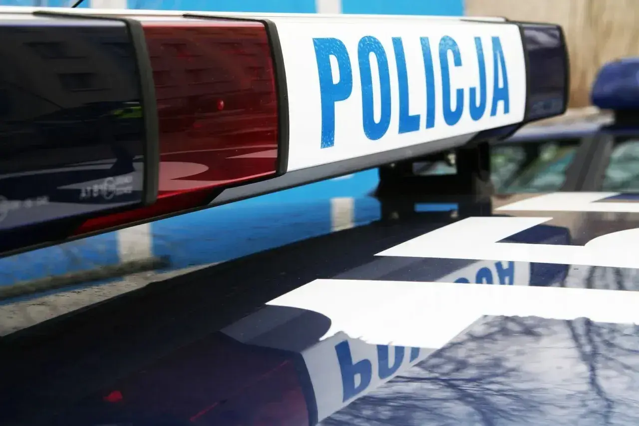 Błyskające światła i napis "POLICJA" na dachu radiowozu. To preambuła do akcji, która zaraz się rozpocznie.