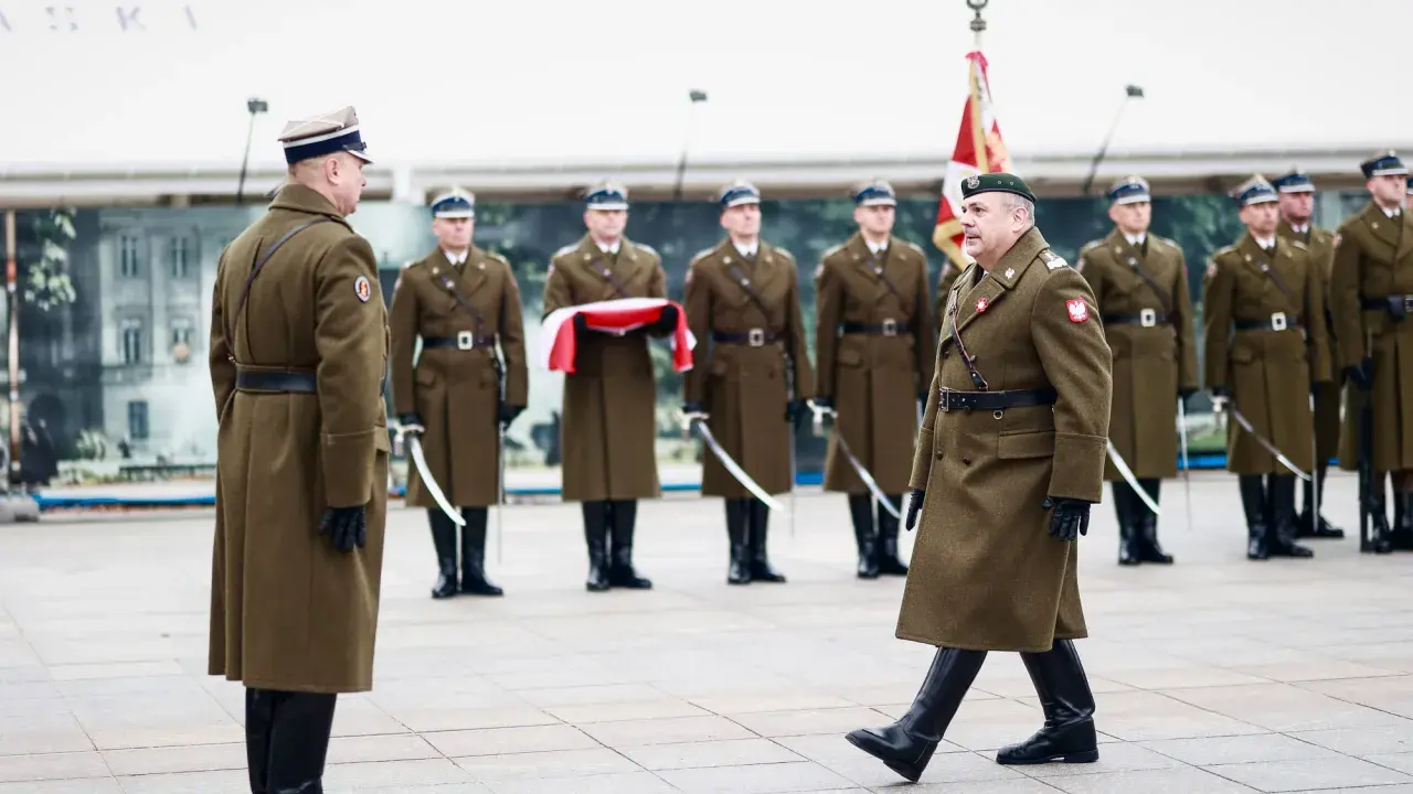 Szef sztabu generalnego w otoczeniu żołnierzy w historycznych mundurach, podczas uroczystości.