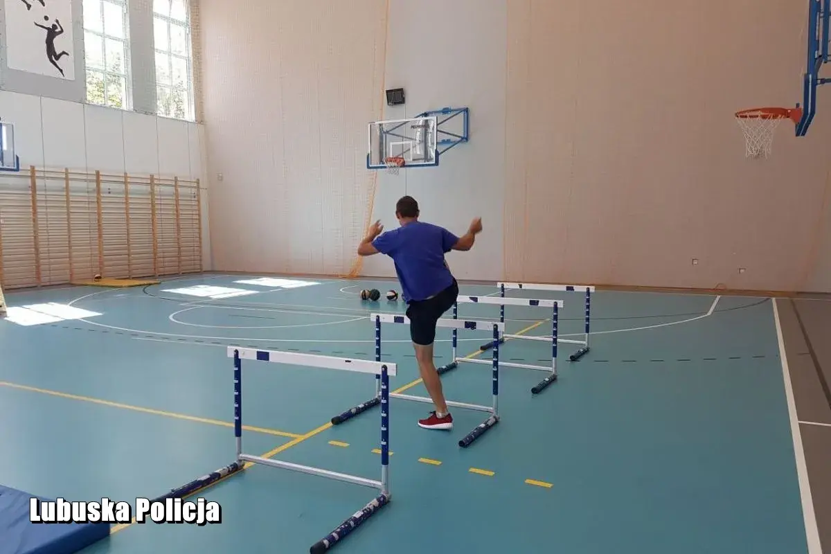 Trening sprawnościowy na torze przeszkód w sali gimnastycznej. Idealne miejsce, gdzie można poćwiczyć tor przeszkód do policji.