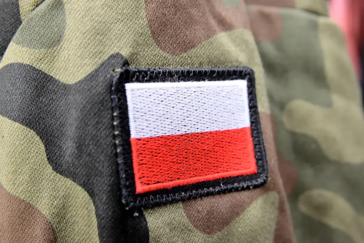 Naszywka z polską flagą na mundurze moro.