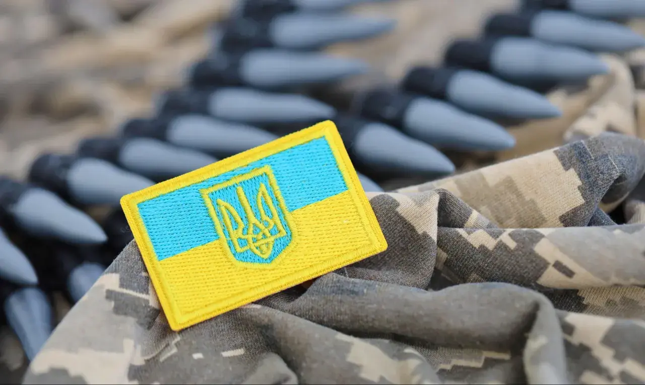 Naszywka z flagą Ukrainy i godłem na tle amunicji. Symbol oporu, ale też myśli o dezercji w obliczu wojny.