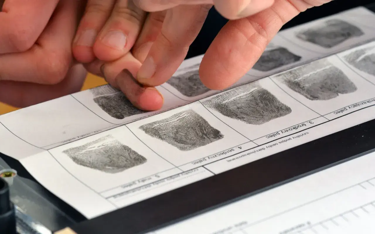Kiedy policja pobiera odciski palców, każdy ślad jest unikalny. Dłonie pokryte tuszem przykładane są do papieru, tworząc wzory.