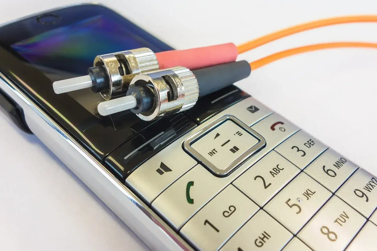 Dwa złącza światłowodowe na klawiaturze telefonu komórkowego.
