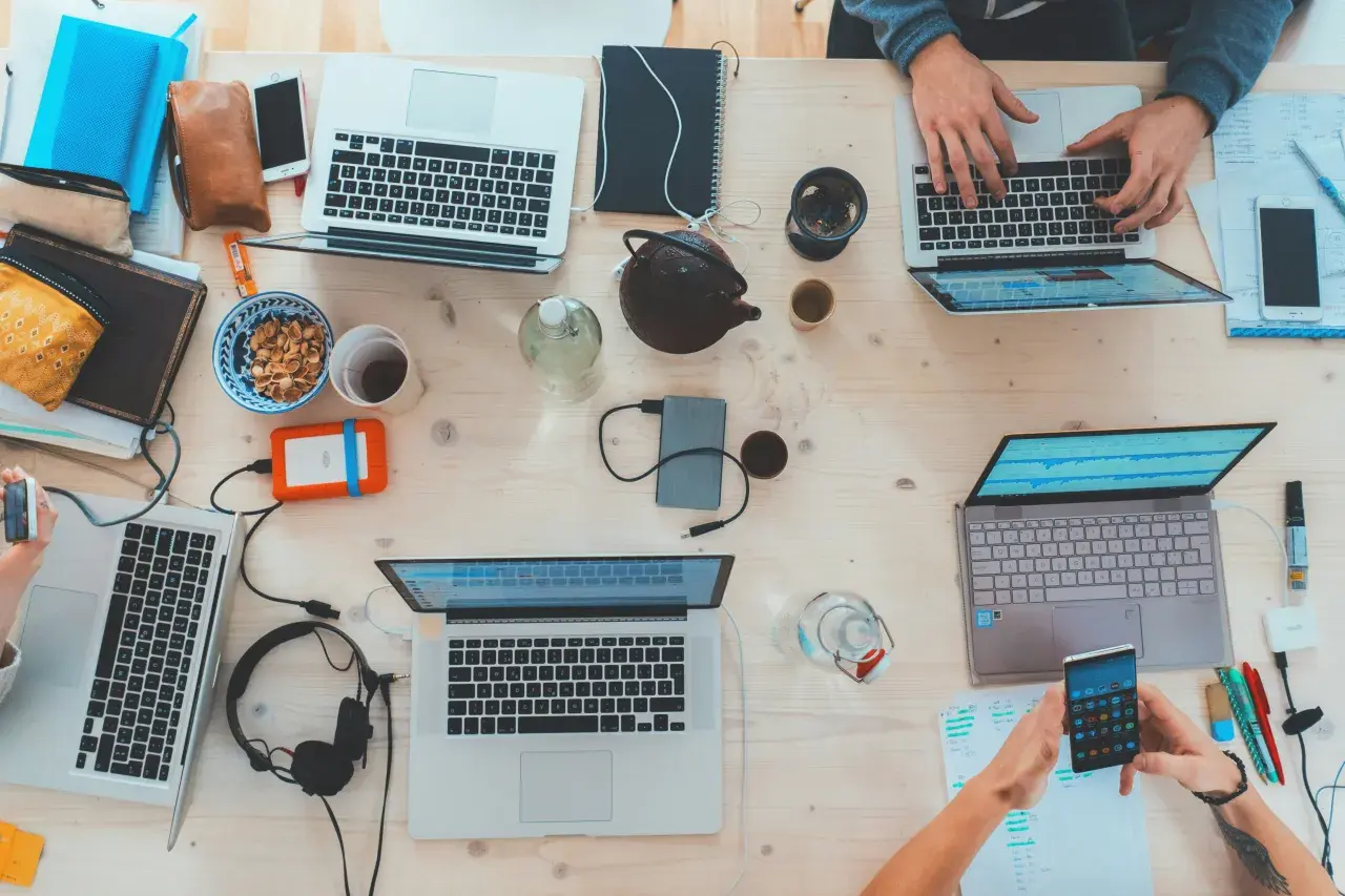 Co jeśli technologia nie czyni nas mądrzejszymi, tylko szybszymi w byciu zdezorientowanymi?