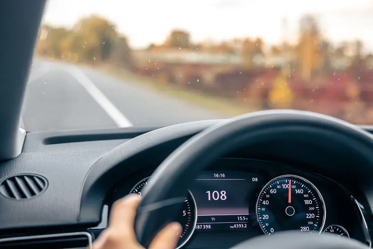 Prędkościomierz pokazuje 108 km/h. Uważaj na taryfikator mandatów 2026, bo przekroczenie prędkości może być kosztowne.