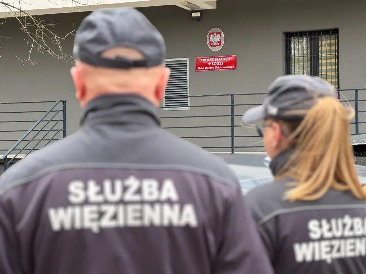 Służba Więzienna przed aresztem śledczym w Łodzi. Dział Dozoru Elektronicznego pilnuje porządku.
