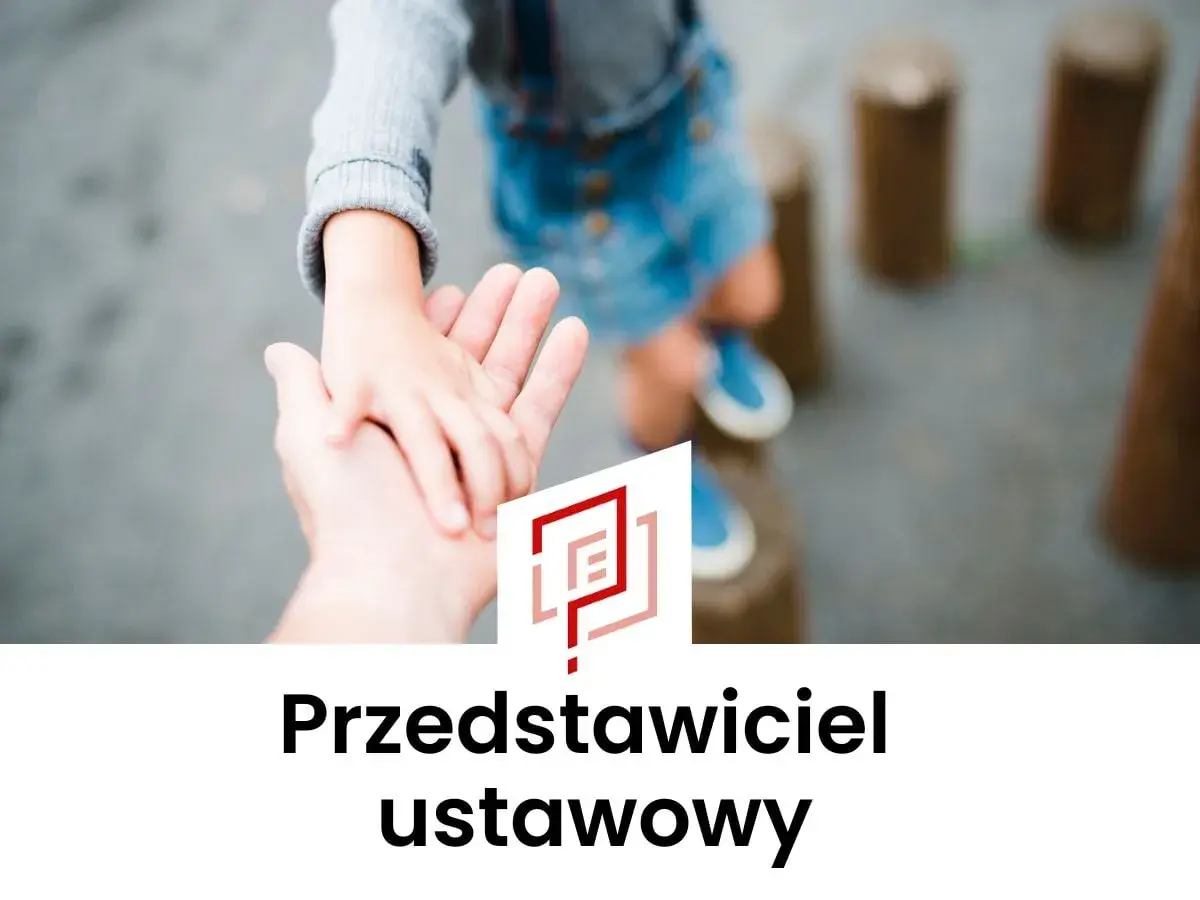 Dłoń dorosłego trzyma dłoń dziecka, symbolizując opiekę i wsparcie. Przedstawiciel ustawowy czuwa nad bezpieczeństwem najmłodszych.