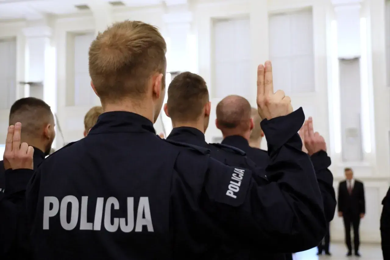 Policjanci w mundurach podnoszą ręce. Zastanawiasz się, ile zarabia pracownik cywilny w policji?