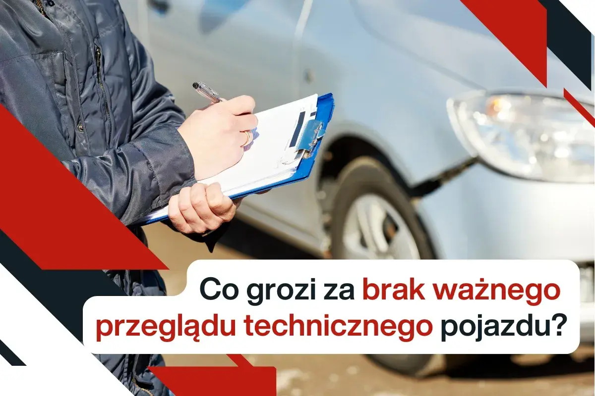 Osoba z notatnikiem przy uszkodzonym samochodzie. Co grozi za brak ważnego przeglądu technicznego pojazdu?