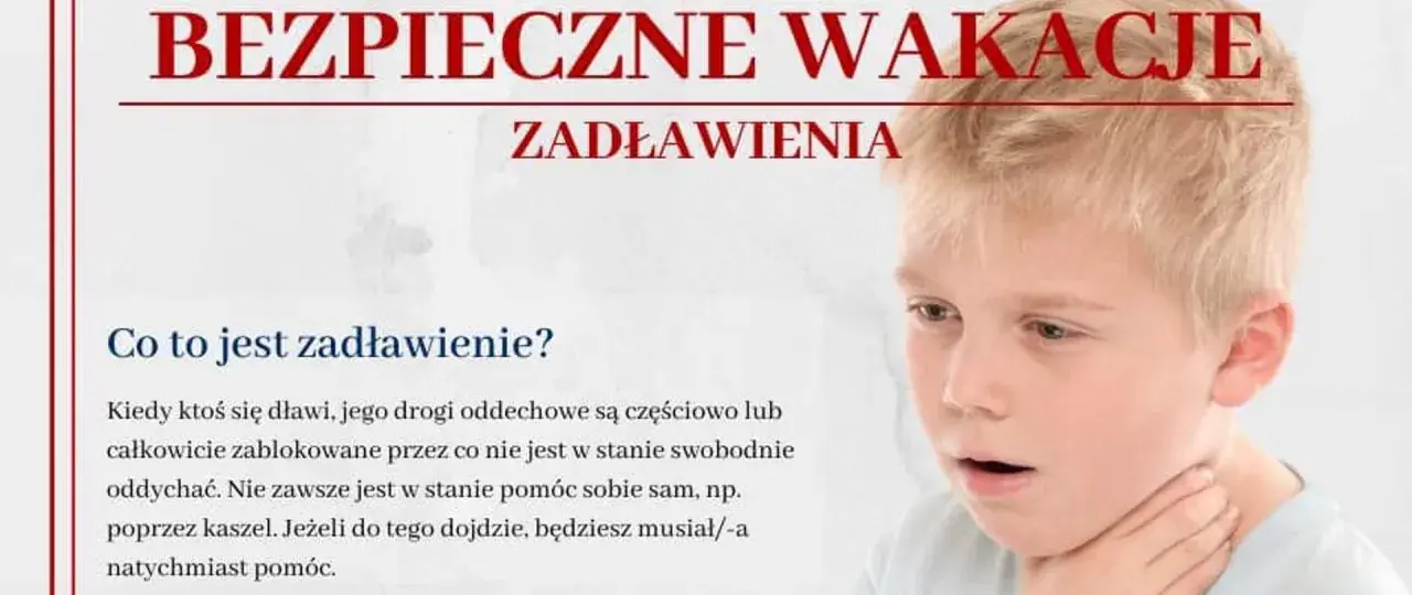 Chłopiec z otwartymi ustami, trzymający się za gardło. Tekst informuje o zagrożeniu zadławieniem podczas wakacji.