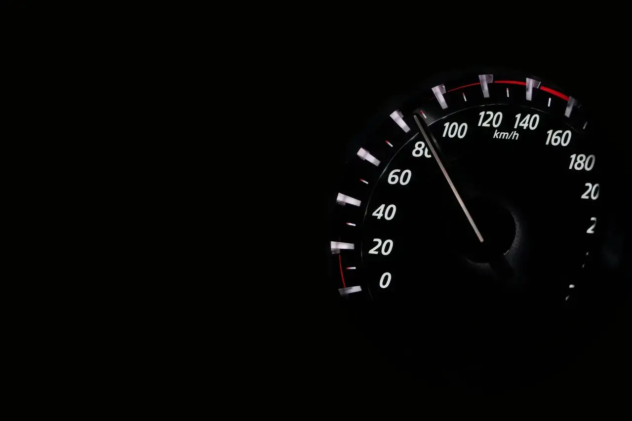 Prędkościomierz pokazuje 110 km/h. To przekroczenie prędkości o 30 km/h w strefie ograniczenia do 80 km/h.