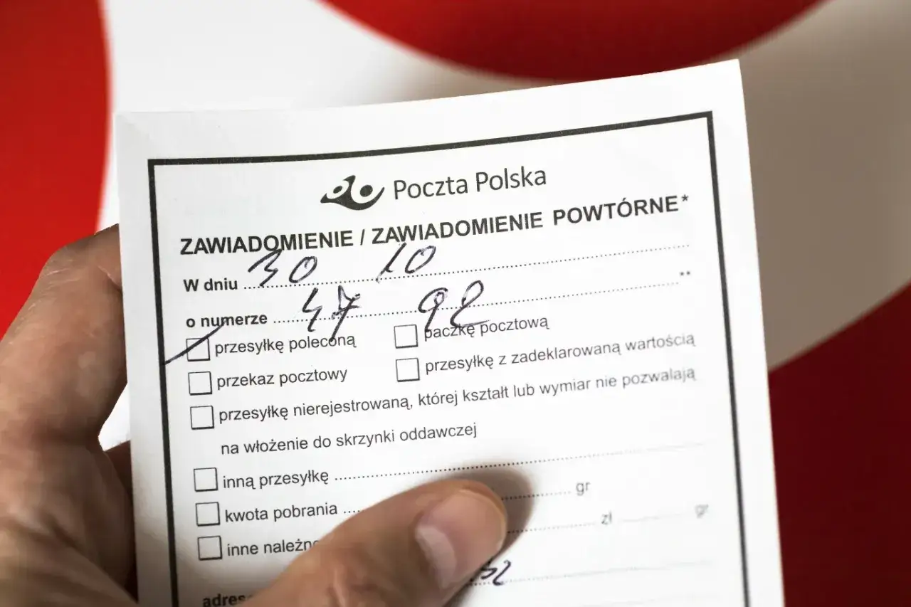 Zawiadomienie Poczty Polskiej o przesyłce poleconej. Widoczna data i numer.
