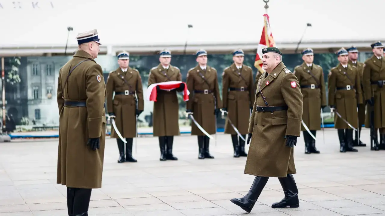 Szef sztabu generalnego w otoczeniu żołnierzy w historycznych mundurach podczas uroczystości.