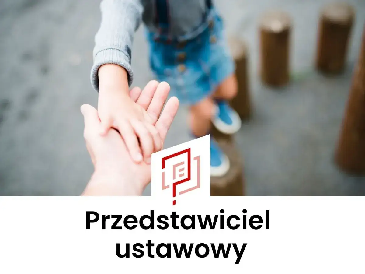 Dłoń dorosłego trzyma dłoń dziecka, symbolizując opiekę i wsparcie. Przedstawiciel ustawowy czuwa nad bezpieczeństwem.