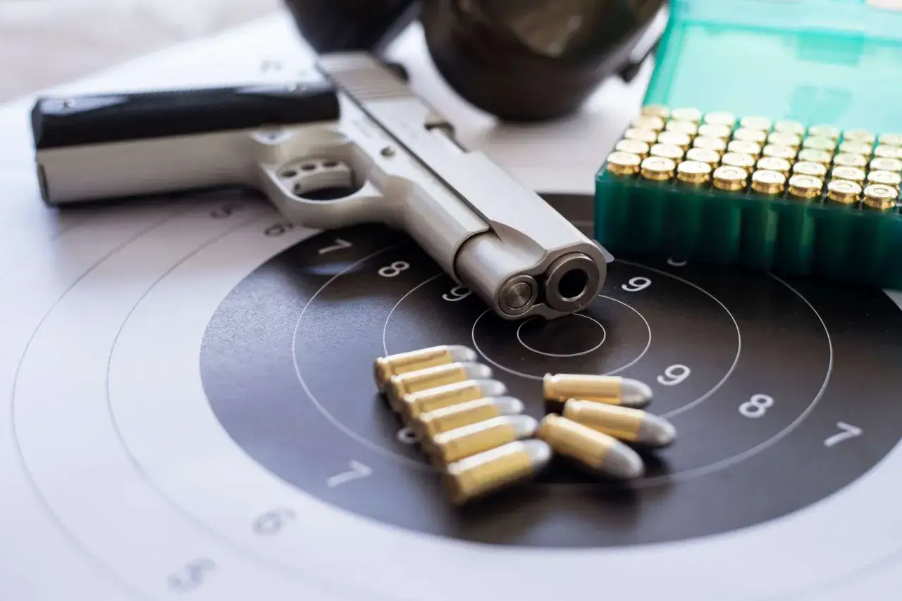 Pistolet, amunicja i tarcza strzelnicza. Zastanawiasz się, ile kosztuje pozwolenie na broń?