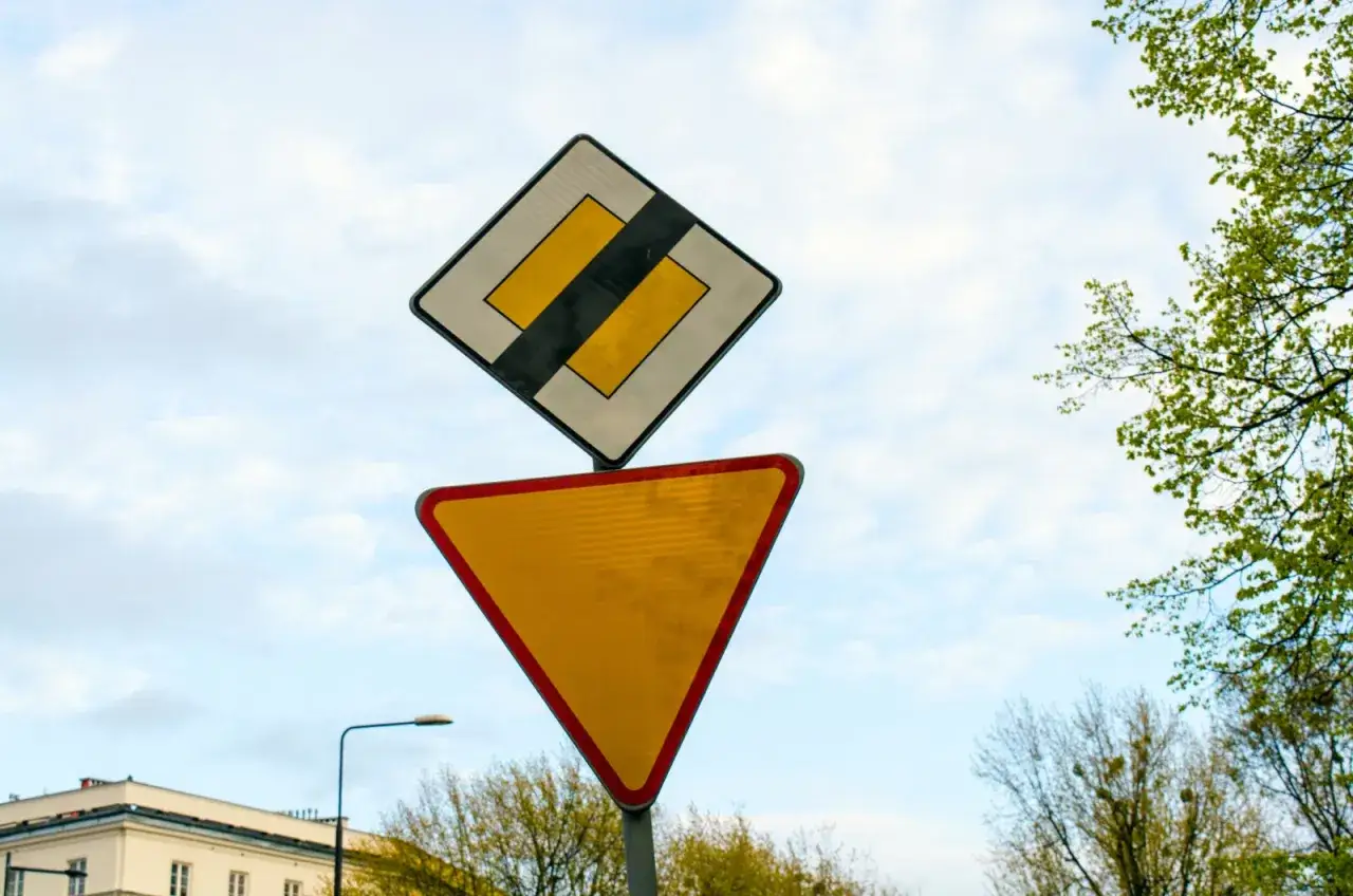 Znak droga z pierwszeństwem i znak ustąp pierwszeństwa. Kierowco, pamiętaj o zasadach ruchu drogowego!