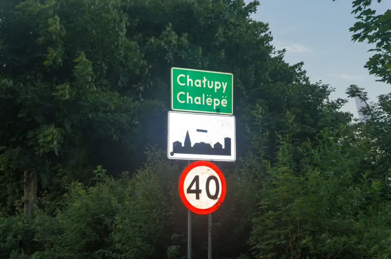 Znak d42: Chatupe Chalëpe, z sylwetką miasta i ograniczeniem prędkości do 40 km/h.