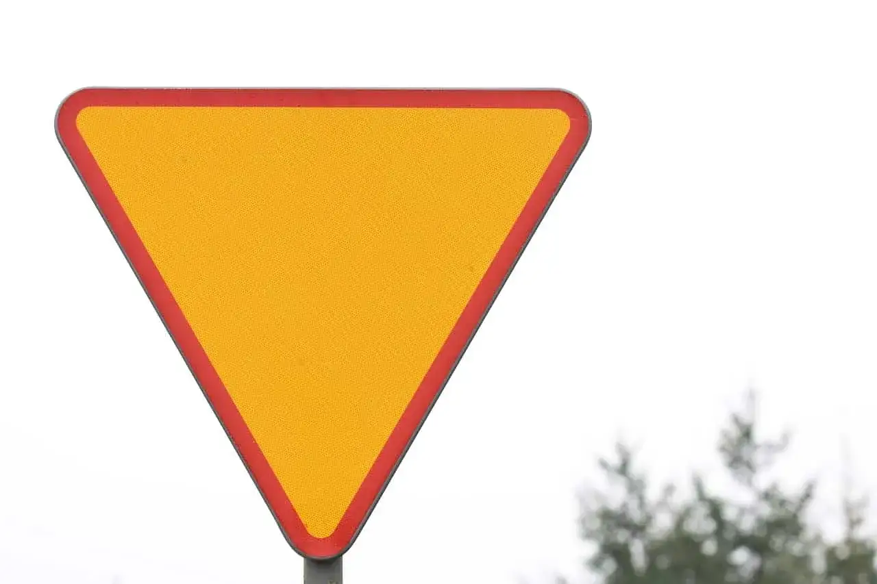 Żółty trójkąt z czerwoną obwódką, znak ustap pierwszeństwa.