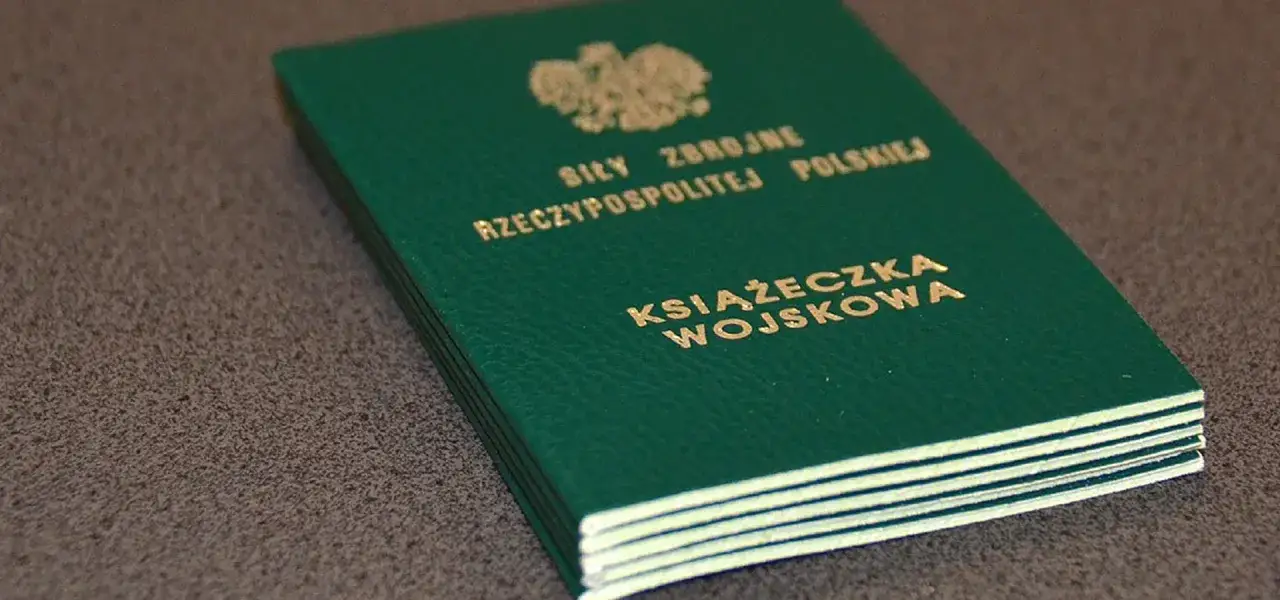 Zielona książeczka wojskowa z orłem i złotym napisem