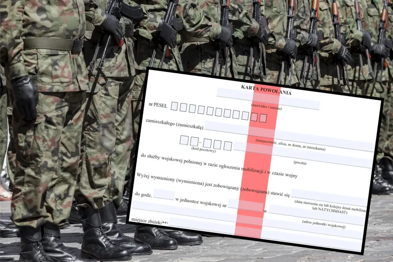 Żołnierze w mundurach stoją na baczność, a przed nimi leży karta powołania do służby wojskowej.