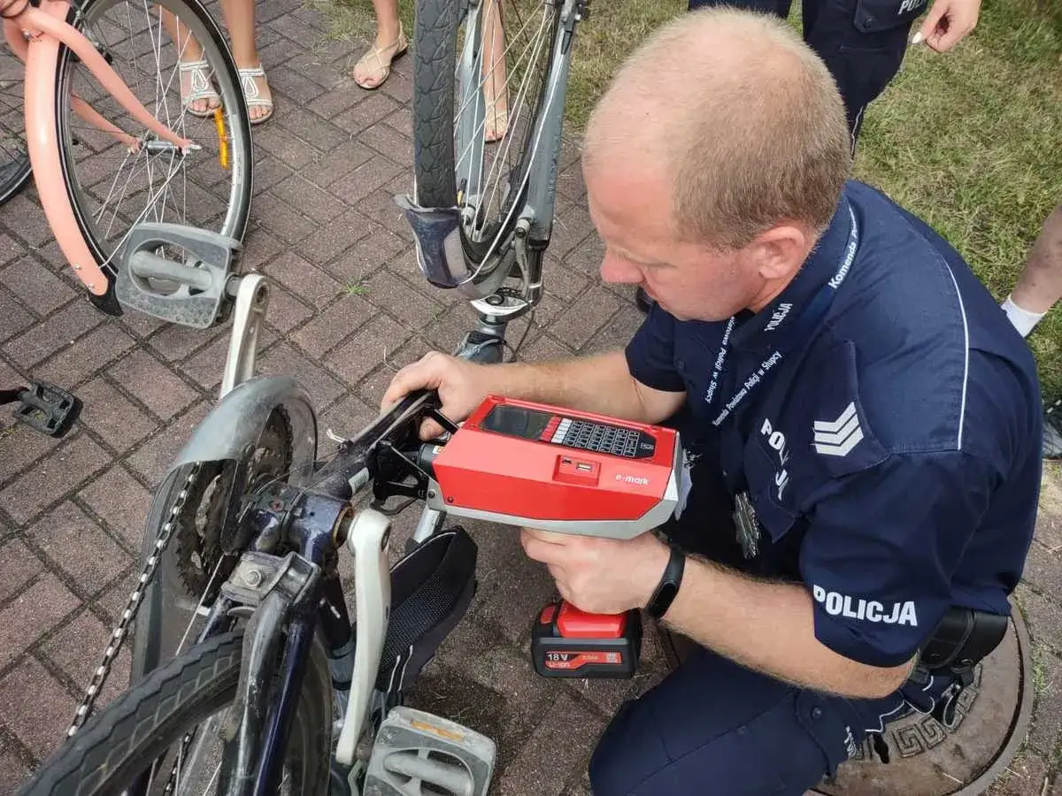 Policjant znakuje rower. Dowiedz się, ile kosztuje oznakowanie roweru na policji i jak zabezpieczyć swój jednoślad.